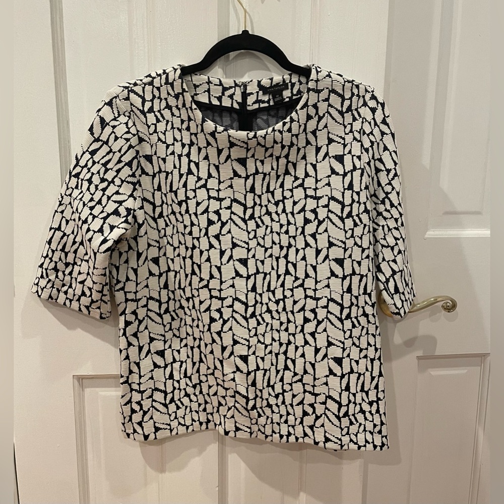 Ann Taylor Cream & Blue Short Sleeve Crew Neck Top Size Med Excellent Condition